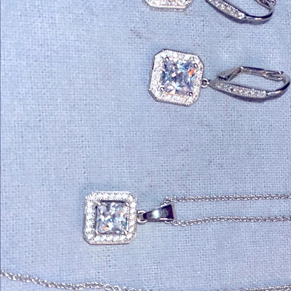 Beautiful sparkling earrings and necklace - Picture 2 of 4